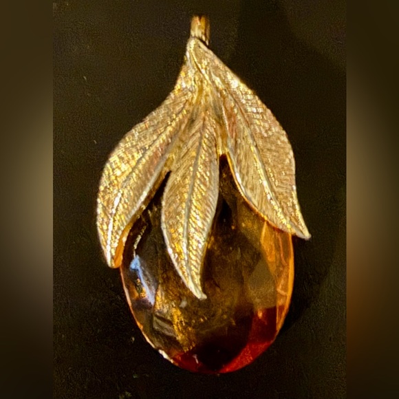 Vintage Gold Tone and Amber Leaf Pendant / Brooch - Picture 3 of 14